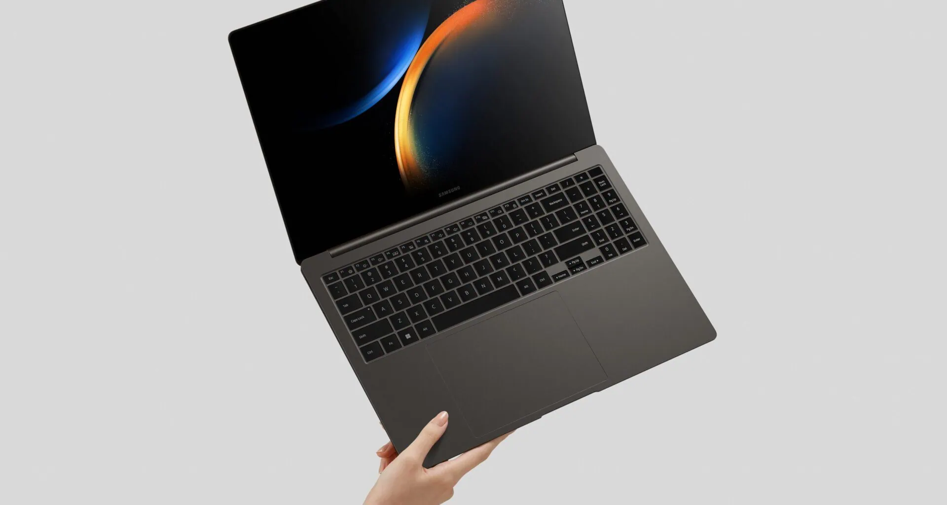Galaxy book3 sendo segurado com uma mão