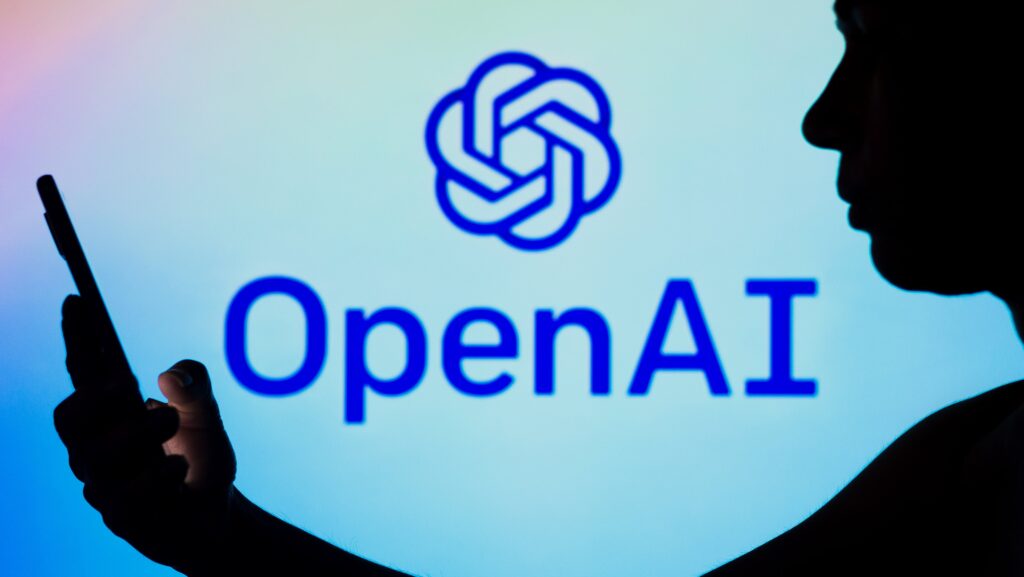 Ceo da openai fala que escolas não devem temer o chatgpt Pessoa usando celular e logo da openai de fundo - imagem ilustrativa