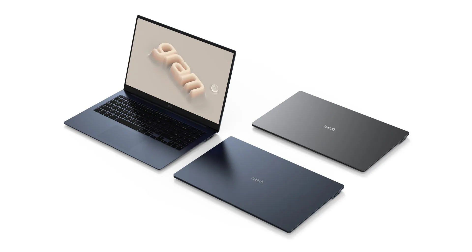 Três laptops em fundo branco. 2 fechados a direita e um aberto na esquerda com tela escrita gram em amarelo.