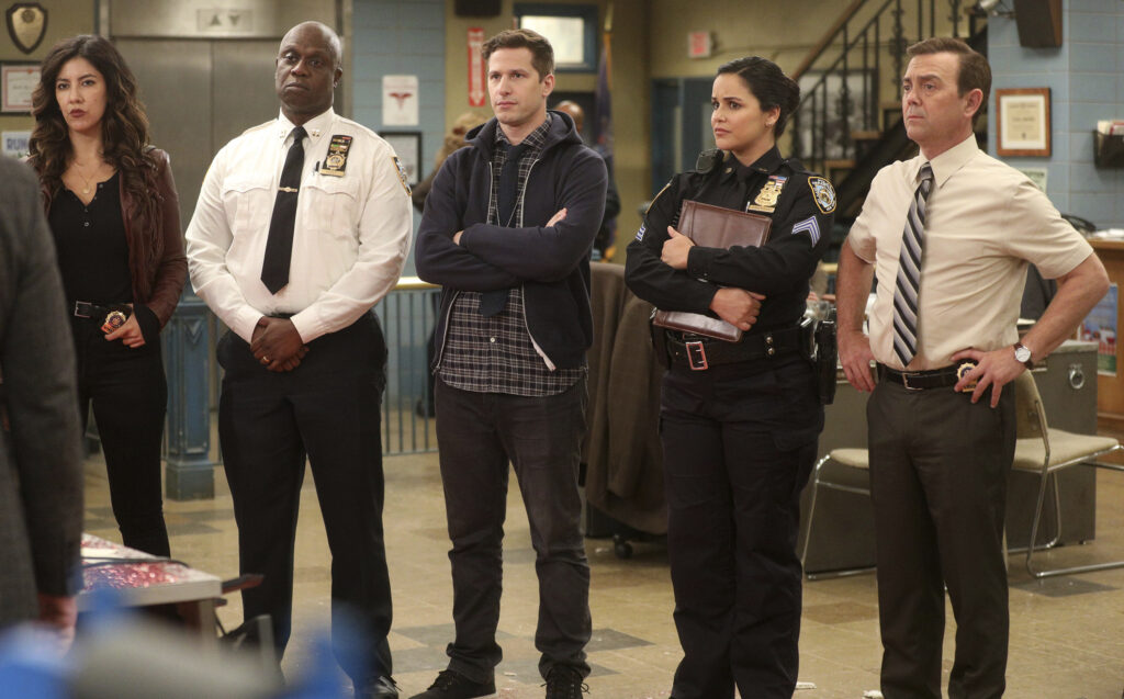 Conheça as melhores séries que fazem 10 anos em 2023 Cena de brooklyn nine-nine