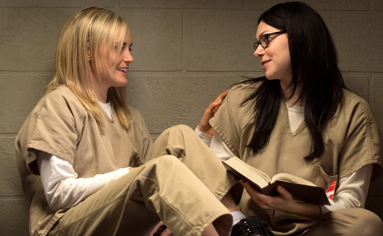 Conheça as melhores séries que fazem 10 anos em 2023 Cena de orange is the new black