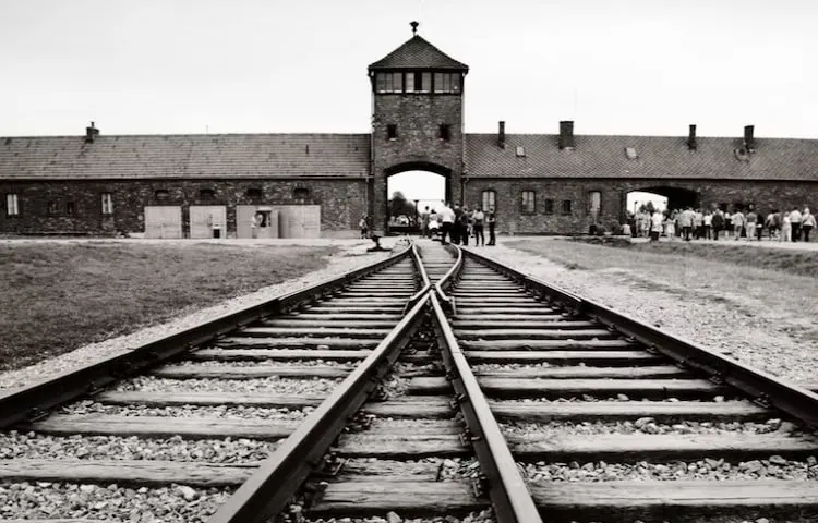 Jernbanespor som fører til konsentrasjonsleiren Auschwitz.