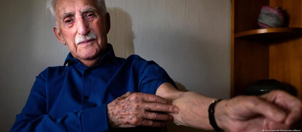 Holocausto: 27 de janeiro é o dia internacional da lembrança Holocausto: 27 de janeiro é o dia internacional da lembrança. Há 76 anos o exército vermelho conseguia chegar e libertar auschwitz, na polônia, o maior e mais terrível campo de concentração da alemanha nazista. Por causa dessa data, todo ano, 27 de janeiro é marcado o dia internacional de lembrança do holocausto.