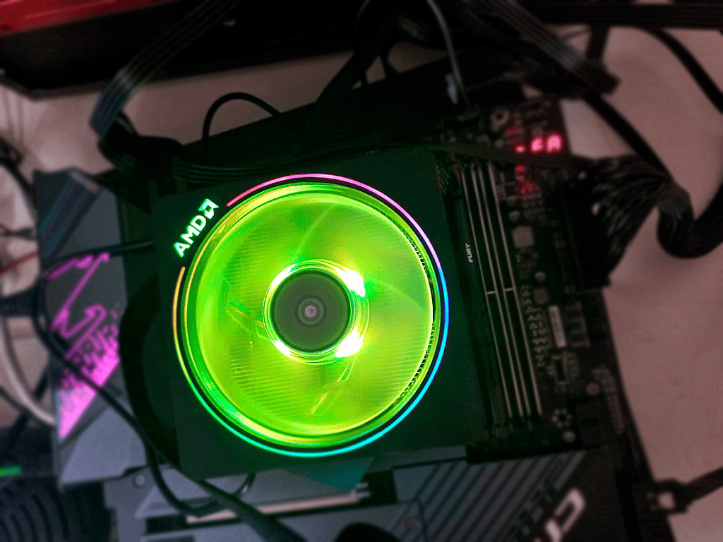 Cooler amd ryzen 7000 com led rgb colorido em destaque na montagem de pc.