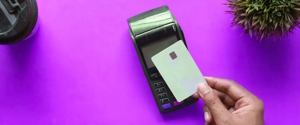 Vírus causa fraude no cartão em pagamentos via aproximação Vírus causa fraude no cartão em pagamentos via aproximação. O vírus prillex, que atua no mercado brasileiro desde 2016, volta a causar danos em fraude no cartão de crédito de usuários