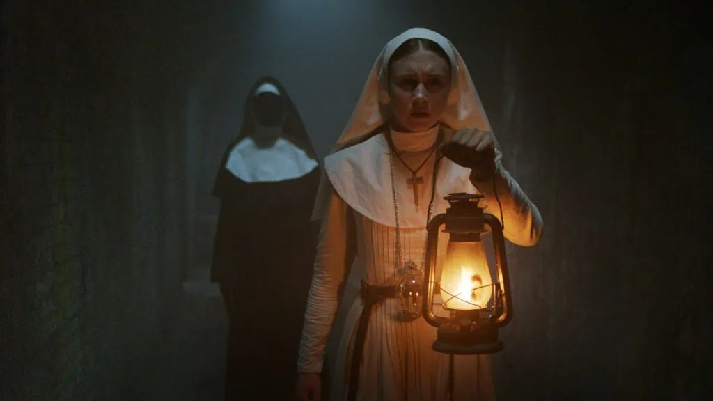 Os filmes de terror de 2023 mais aguardados! Cena do filme "a freira", em que a protagonista irmã irene está sendo perseguida pela freira-vilã valak.
