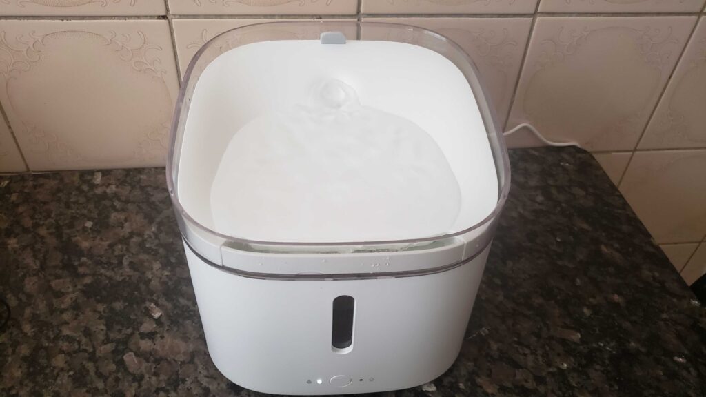 Review: bebedouro inteligente para pet xiaomi Imagem do bebedouro visto de cima.