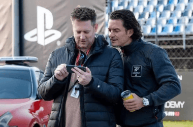 Imagem mostra pessoas assistindo à prévia do filme gran turismo na ces 2023, com lamborghini, carros e palco de tecnologia ao fundo.