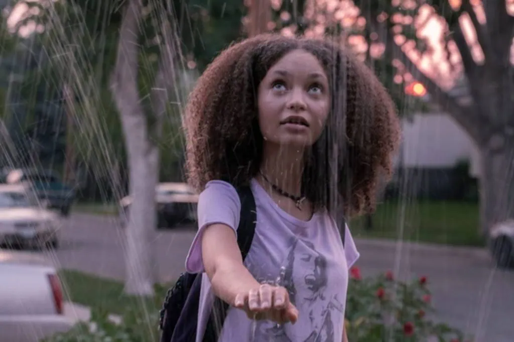 Un personnage de The Last of Us debout sous la pluie, un moment fort de l'adaptation cinématographique du jeu vidéo.