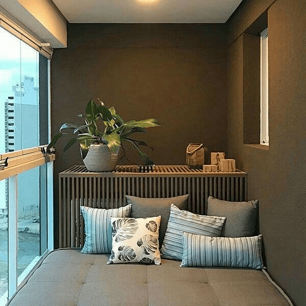 Sofá confortável com almofadas decorativas em ambiente moderno e aconchegante.