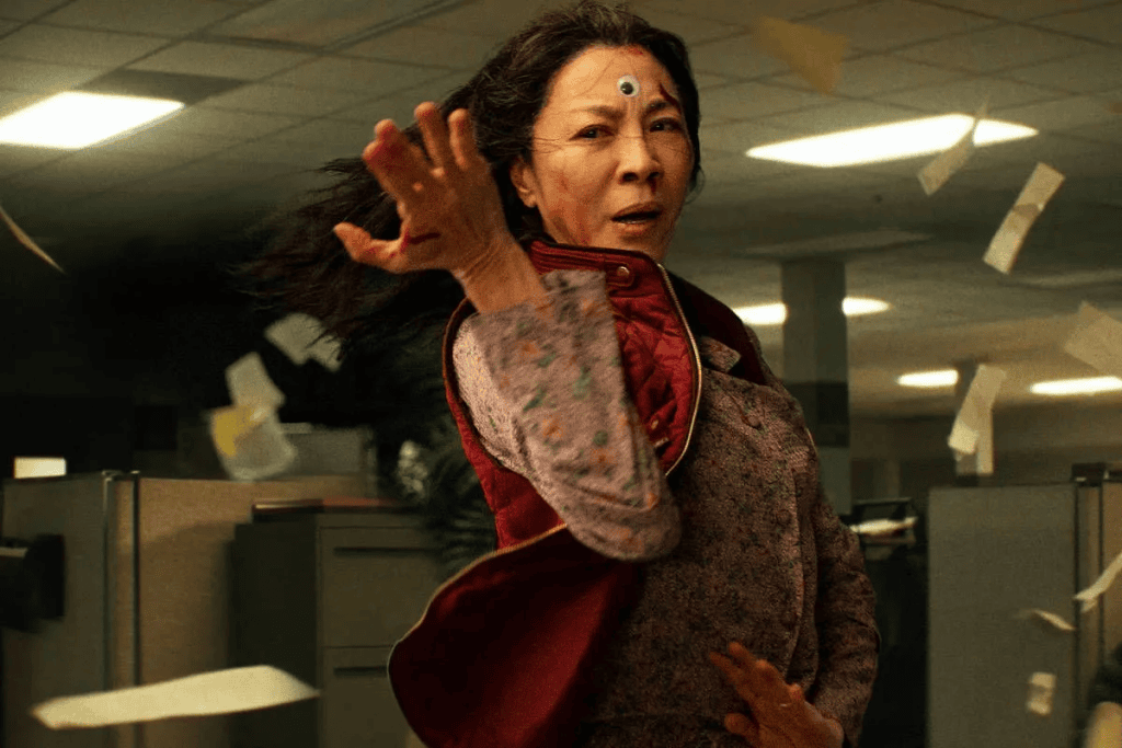 Imagem de uma mulher em combate durante uma cena de filme.