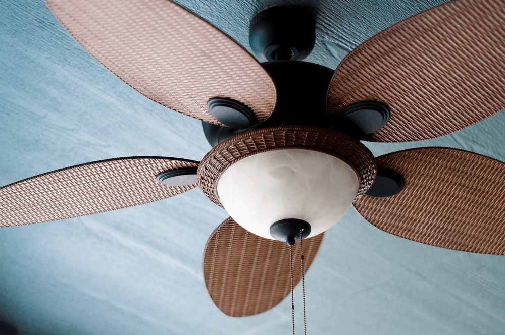 Ventilador de teto com hélices decorativas de fibra de vidro, perfeito para reduzir consumo de energia.