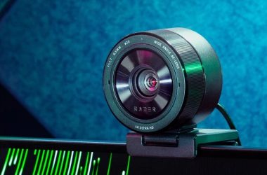 Webcam kiyo pro ultra em destaque sobre fundo azulado.