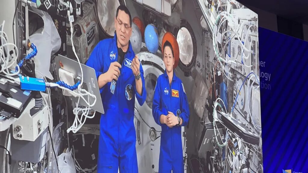Para encerrar a transmissão os dois astronautas se esforçaram para flutuar dentro daquele espaço, dando aquele gostinho anti gravidade que só eles têm. Imagem: Interesting Engineering