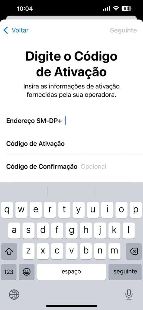 Como habilitar o esim no iphone Saiba como ativar o esim no iphone. A apple disponibiliza algumas maneiras diferentes de o fazer, aqui temos a ativação através da própria operadora, o jeito mais tradicional. Imagem: lucas gomes, smt