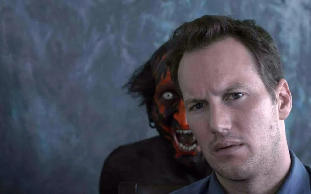 Os filmes de terror de 2023 mais aguardados! Cena do primeiro filme da saga de terror "sobrenatural". Na imagem, o ator patrick wilson está em destaque, com o demônio antagonista do filme logo atrás.
