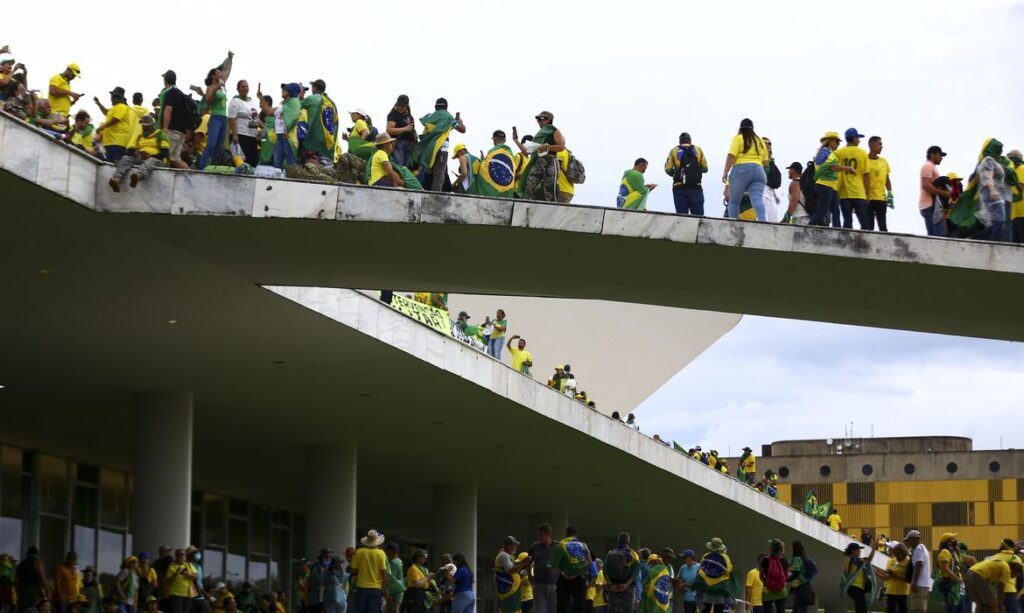 Imagens do ataque de bolsonaristas ao palácioo do planalto do brasil em 08 de janeiro de 2023