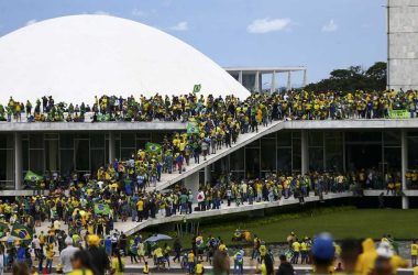 Manifestantes pró-brasil vandalizam o palácio do planalto em brasília.