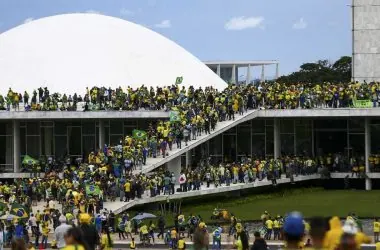 Manifestantes pró-brasil vandalizam o palácio do planalto em brasília.