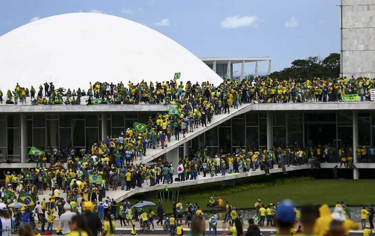 Manifestantes pró-brasil vandalizam o palácio do planalto em brasília.