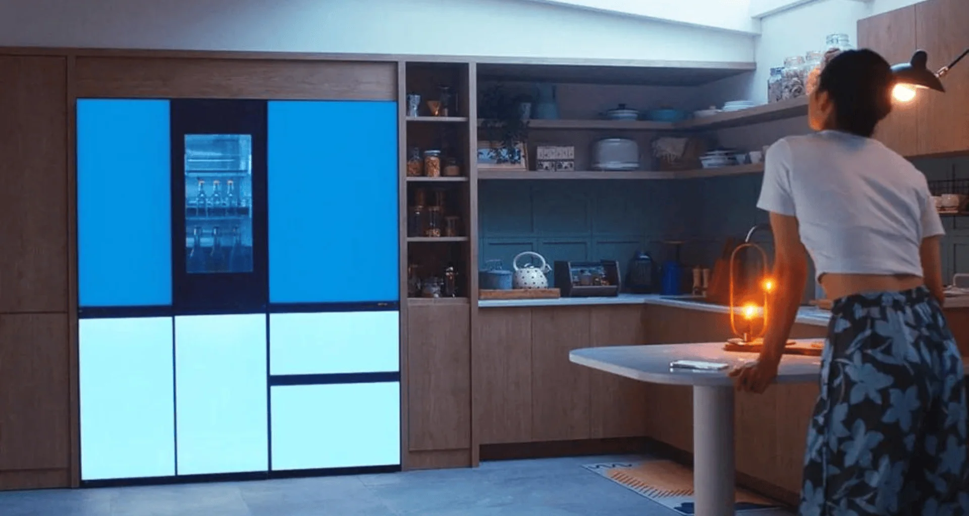Refrigerador lg moodup que muda de cor, com iluminação personalizável e design moderno.