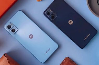Smartphones motorola moto e22 em cores azul e preto com câmeras duais.