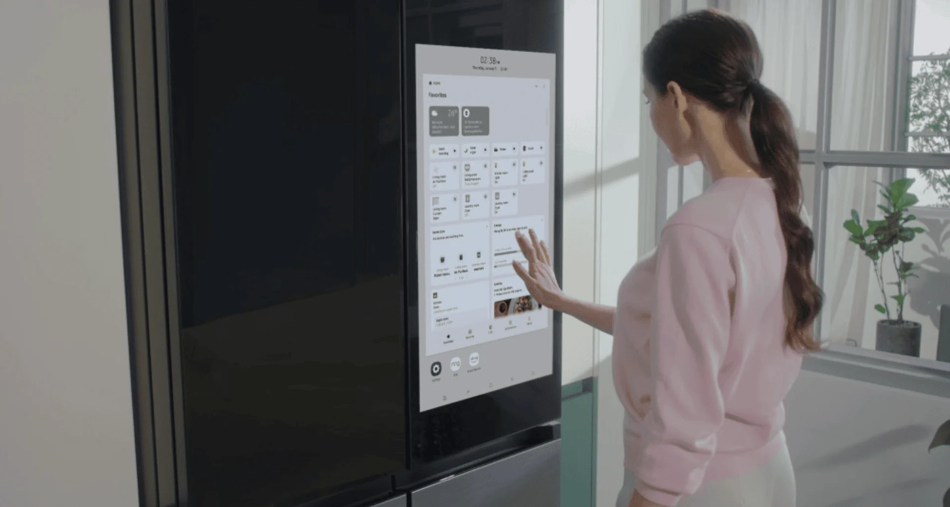 Geladeira samsung com tela touchscreen para assistir canais de tv e gerenciar funções.