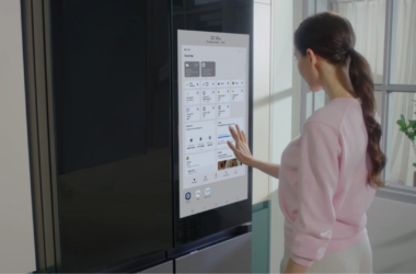 Nova geladeira da samsung permite assistir canais de tv. Com um novo software, a nova geladeira da samsung chega ao mercado ainda em 2023. Um forno com ia e outros dois refrigeradores também foram anunciados na ces 2023