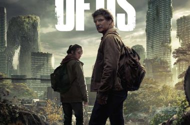 Pôster da série de "the last of us", com bella ramsey como ellie e pedro pascal como joel. Ambos os personagens olham para a frente, com uma cidade abandonada ao fundo.