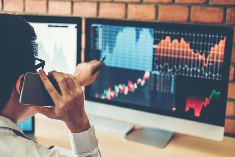 Topbrokers.com: Bandingkan ulasan broker forex. Pria membaca data broker forex yang dihasilkan oleh topbrokers.com