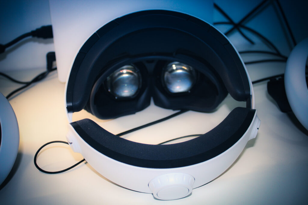 Review: ps vr2 é o suprassumo da experiência em realidade virtual Review: ps vr2 é o suprassumo da experiência em realidade virtual. A segunda geração do óculos de realidade virtual da sony chegou! Confira a análise completa do ps vr2