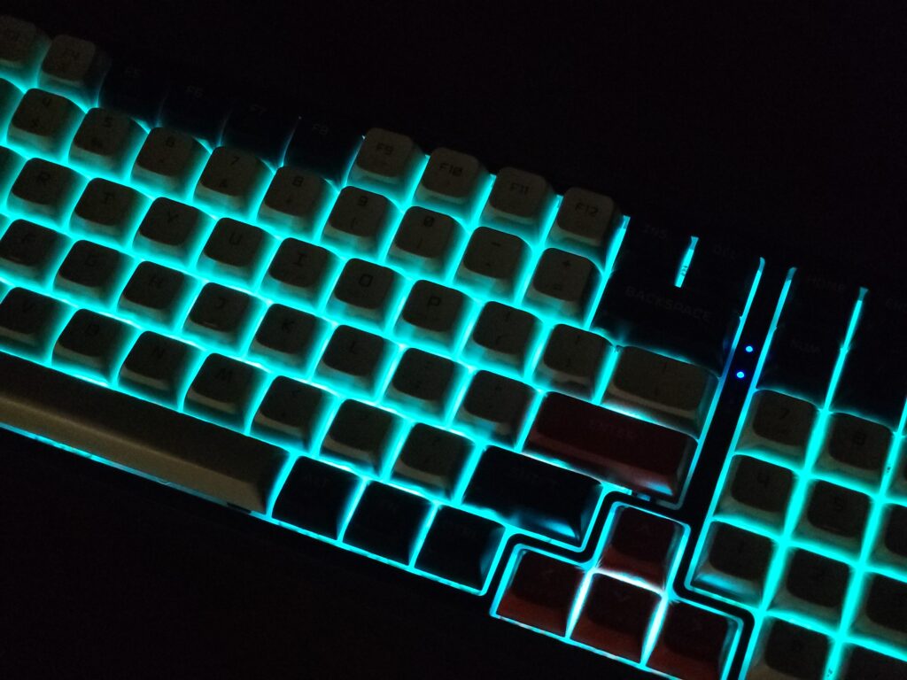 Review machenike k600g: teclado mecânico sem fio Review machenike k600g: teclado mecânico sem fio. O teclado mecânico machenike k600g tem recursos úteis, pode ser conectado de três formas diferentes e tem design bem atraente.