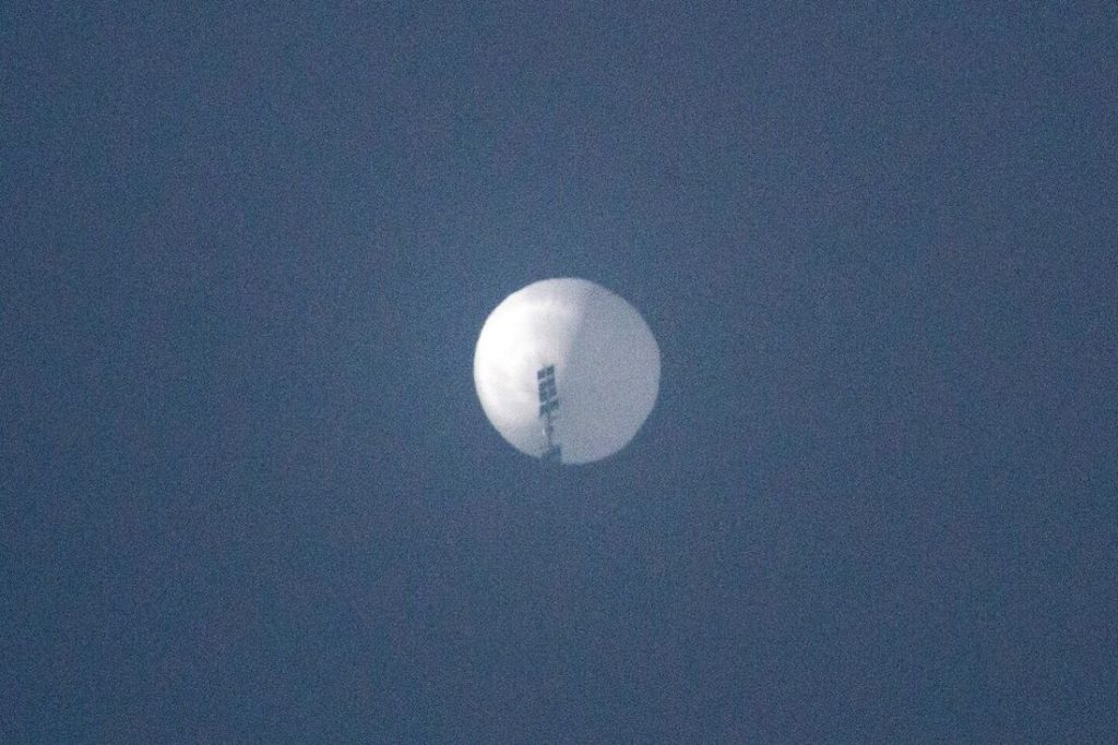 Objeto desconhecido sobre o céu, suspeita de fenômeno alienígena ou militar em noticiário internacional.