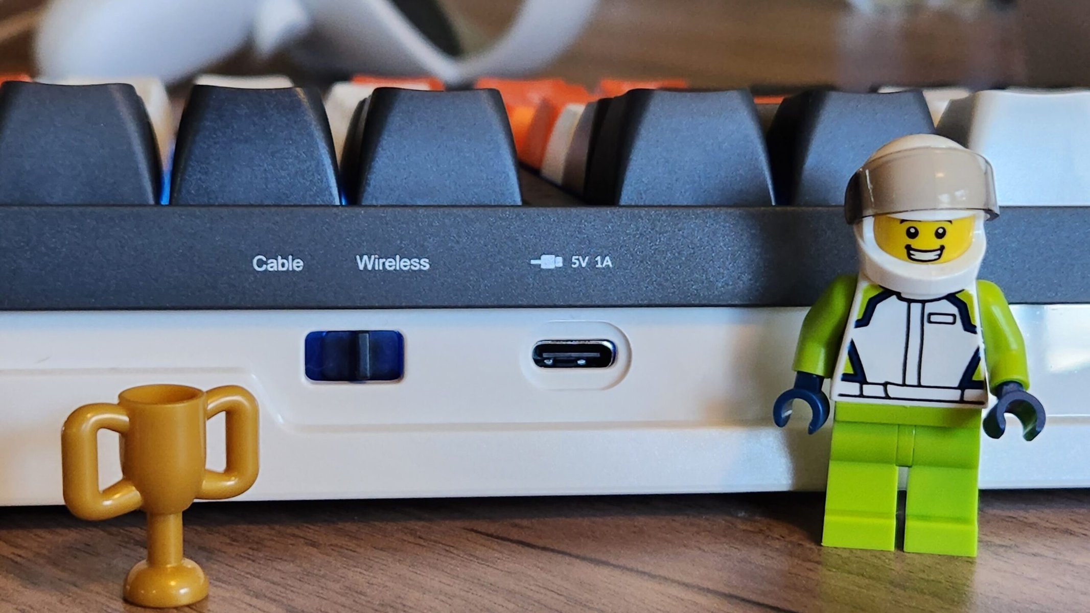 Review machenike k600g: teclado mecânico sem fio Review machenike k600g: teclado mecânico sem fio. O teclado mecânico machenike k600g tem recursos úteis, pode ser conectado de três formas diferentes e tem design bem atraente.