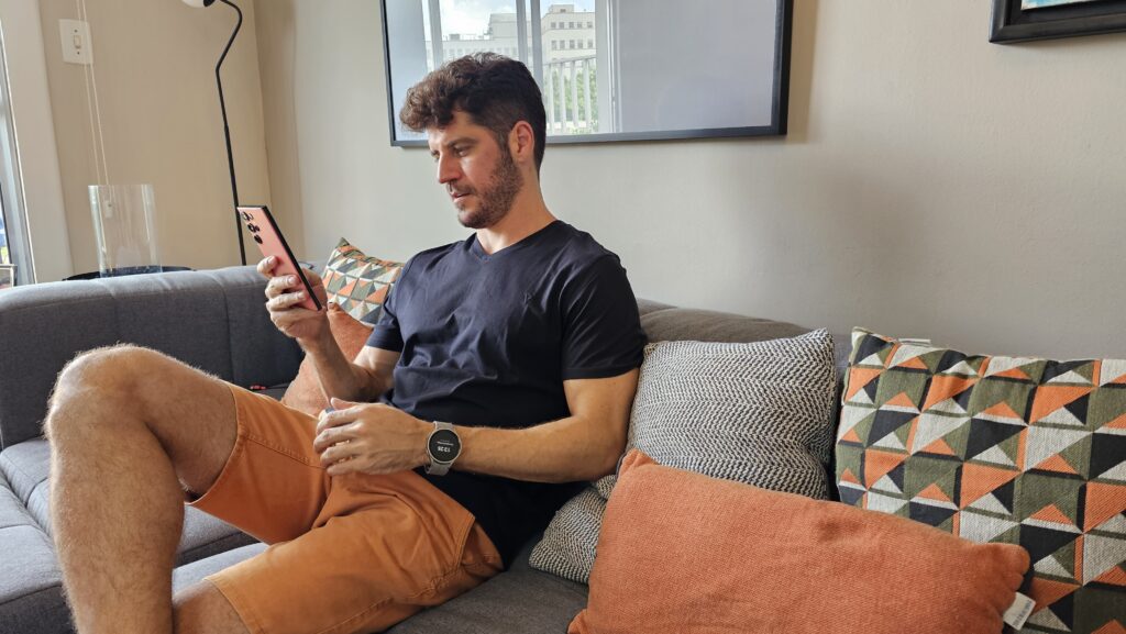 Review: galaxy s23 ultra mantém design mas melhora nas funções Homem usando o galaxy s23 ultra