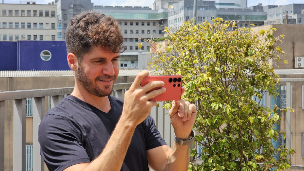 Review: galaxy s23 ultra mantém design mas melhora nas funções Homem tirando fotos com galaxy s23 ultra
