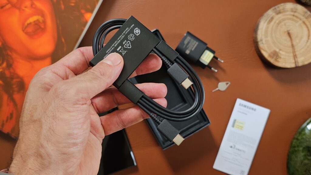 Review: galaxy s23 ultra mantém design mas melhora nas funções Cabo de carregamento do galaxy s23 ultra