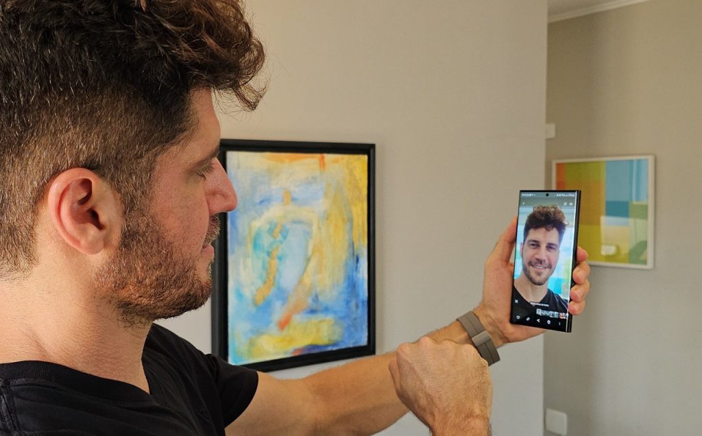 Selfie com galaxy s23 ultra em ambiente interno, destacando a câmera frontal de alta qualidade.