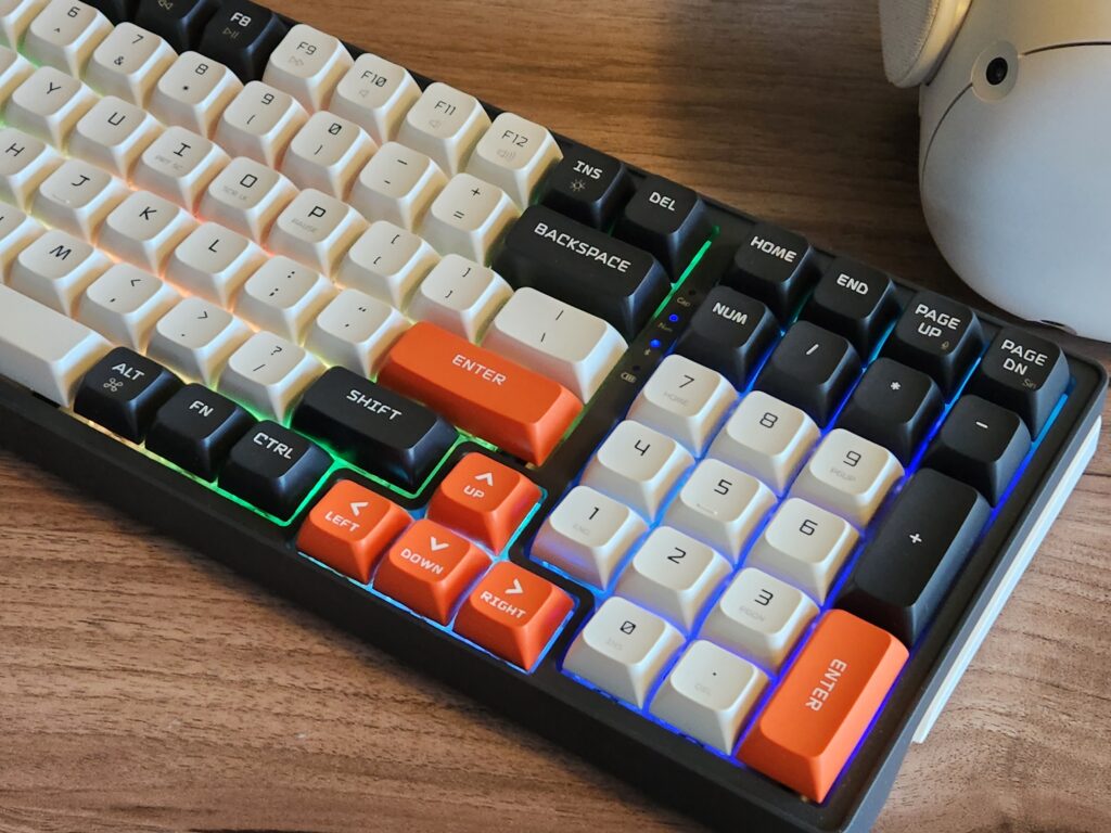 Review machenike k600g: teclado mecânico sem fio Review machenike k600g: teclado mecânico sem fio. O teclado mecânico machenike k600g tem recursos úteis, pode ser conectado de três formas diferentes e tem design bem atraente.