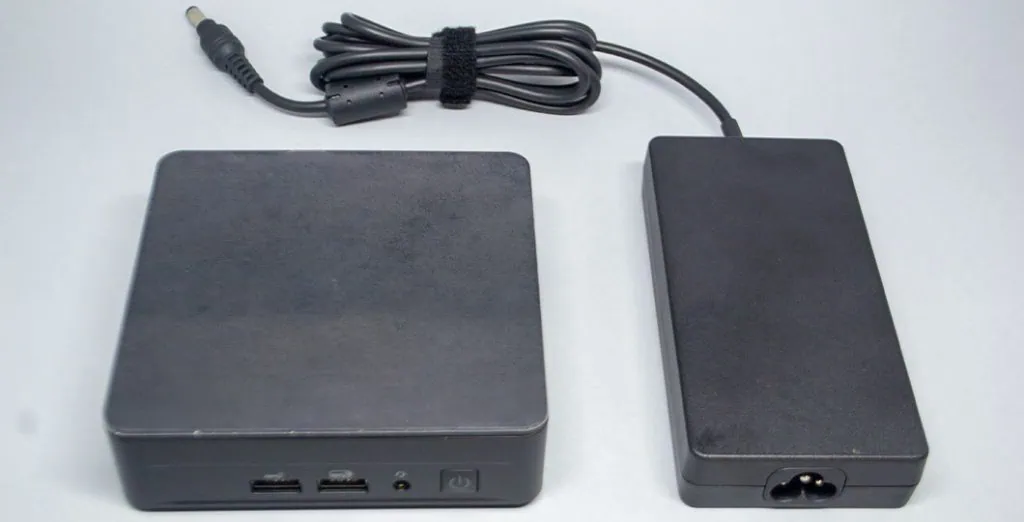 Review: mini pc intel nuc 12 pro Cabo de alimentação e periféricos para mini pc intel nuc 12 pro, compacta e potente.