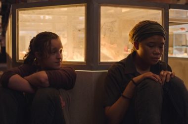 Jovens protagonistas emocionadas, cena dramática, emoções intensas, episódio marcante, série tv.