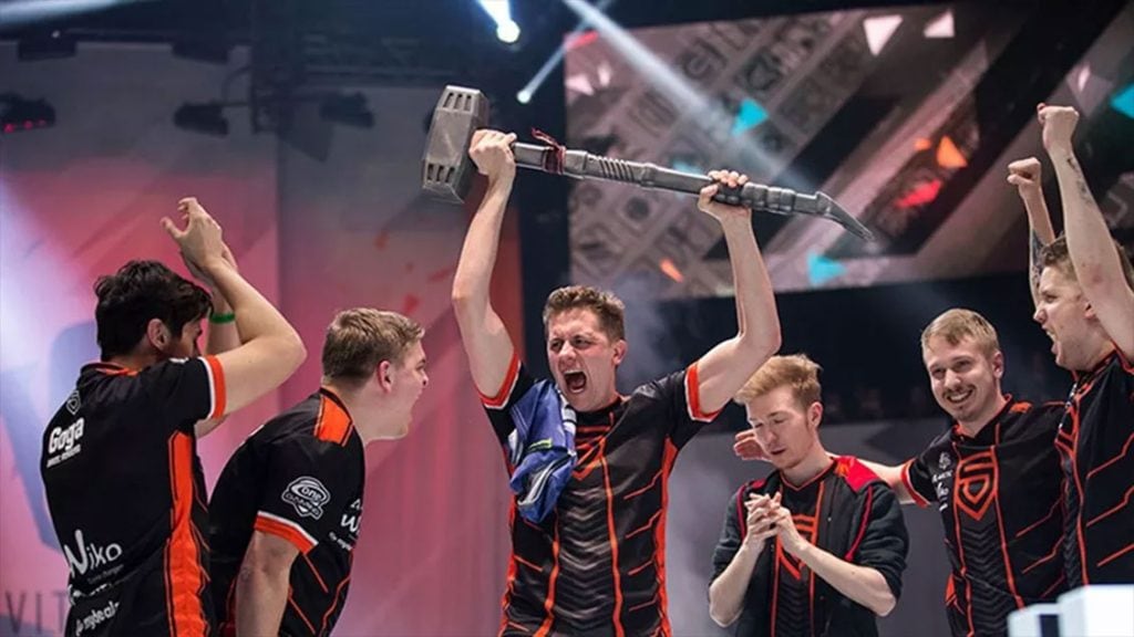 Vencedores do campeonato mundial de rainbow six siege em uma celebração de conquista.
