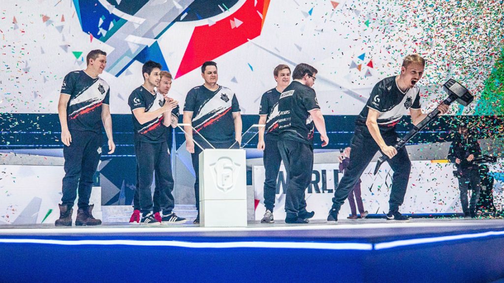 Jogadores comemoram vitória no mundial do rainbow six siege no six invitational.