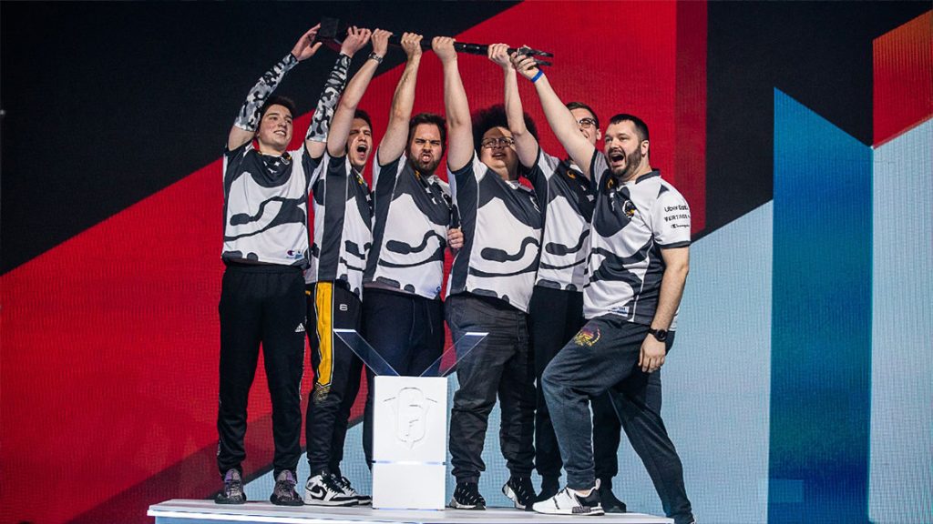 Equipe vencedora de rainbow six siege comemorando vitória.