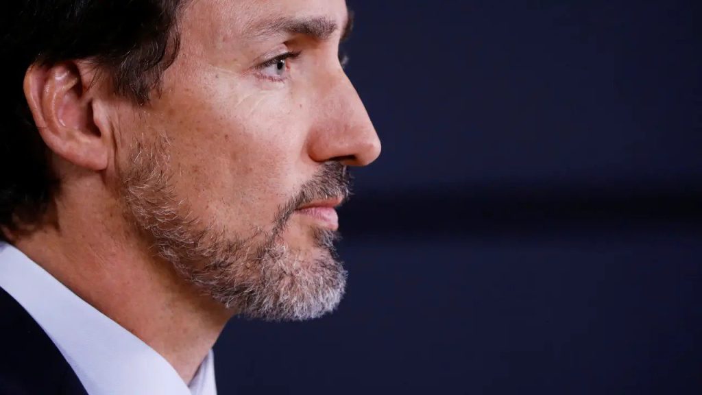 Imagem de um homem observando ufos nos eua, canadá e china, destaque para ovnis recentes.