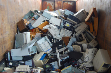 Como descartar lixo eletrônico?. Listamos os sites e empresas que podem lhe ajudar a descartar lixo eletrônico de forma correta para ajudar o meio-ambiente e quem sabe até ganhar descontos