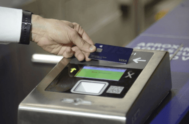 Leitor de cartão de crédito e débito no torniquete de estação.