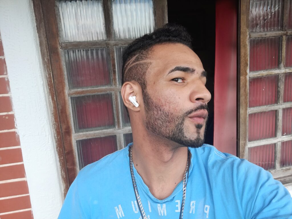 Review: huawei freebuds 5i tem bateria e som excelentes Homem usando fone de ouvido wireless freebuds 5i da huawei