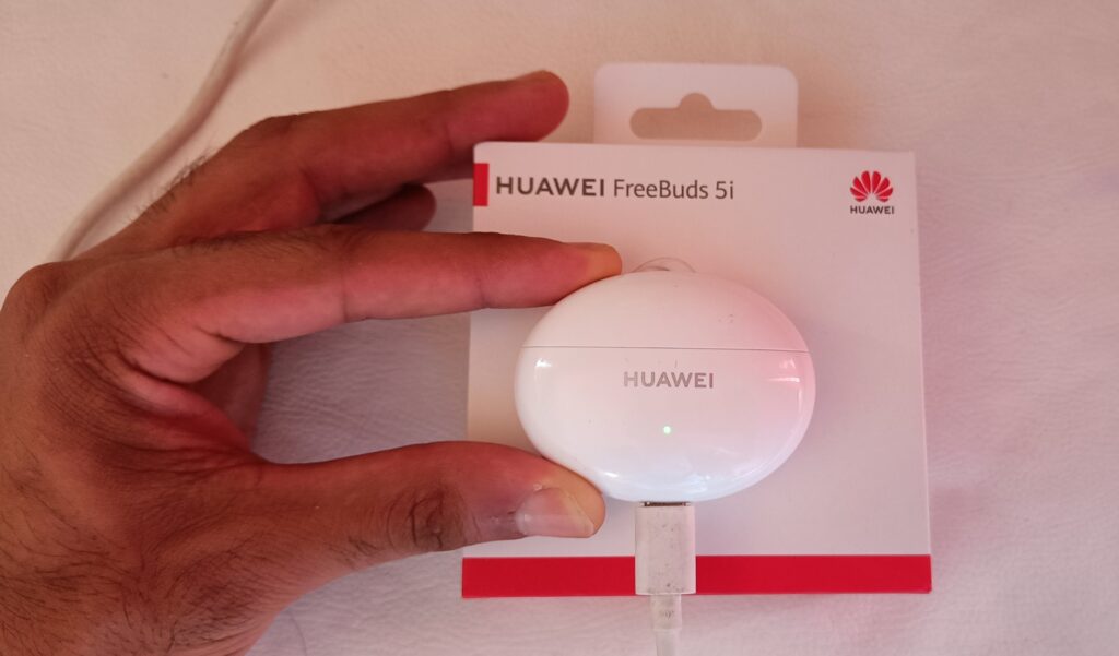 Review: huawei freebuds 5i tem bateria e som excelentes Estojo do freebuds 5i da huawei