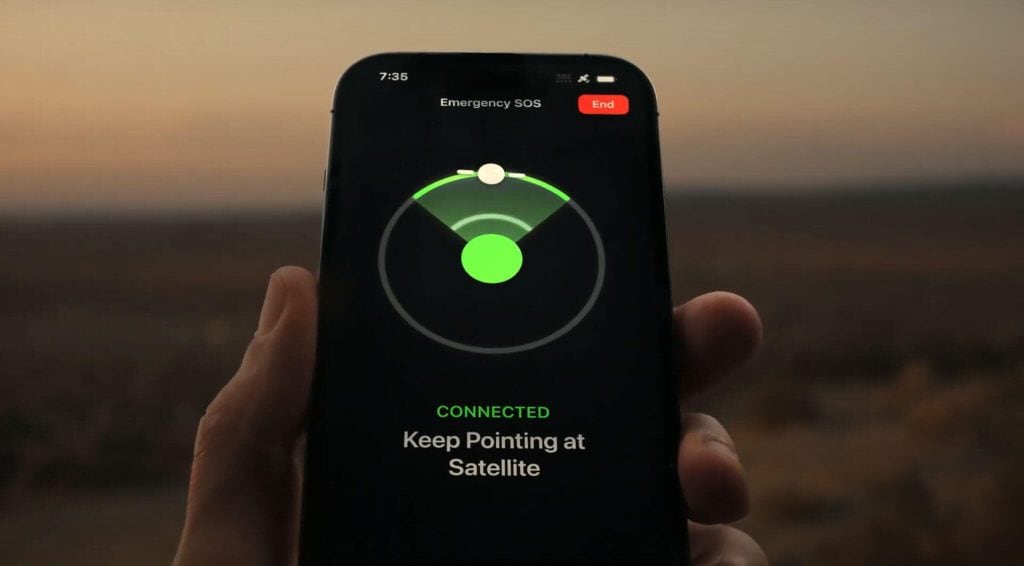 Tela do smartphone mostrando conexão via satélite em ambiente ao ar livre.